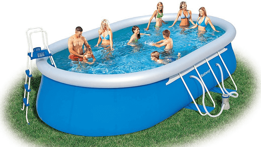 Bild zeigt einen sehr großen Pool mit 7 Personen, die im Pool schwimmen