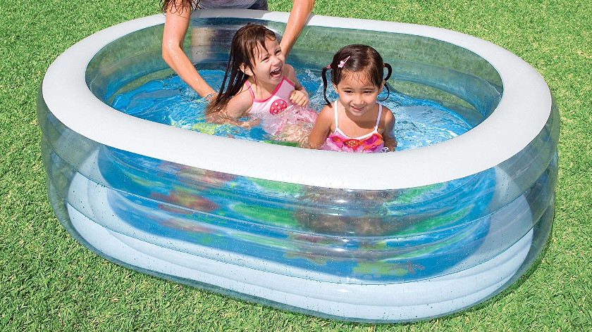 Durchschitiger Pool, in dem zwei Kinder sitzen und lachen